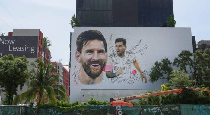 Un mural gigante de 20 metros con la cara de Leo Messi en el barrio de Wynwood le da la bienvenida a Miami al futbolista argentino, quien el próximo domingo será presentado como la nueva y fulgurante estrella del Inter Miami. Foto: USA TODAY Sports