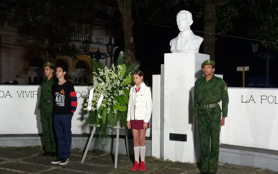 Homenaje a Martí y a Fidel en Marcha de las Antorchas en Villa Clara