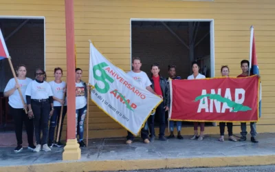 Recibe Encrucijada bandera Aniversario 65 de la ANAP