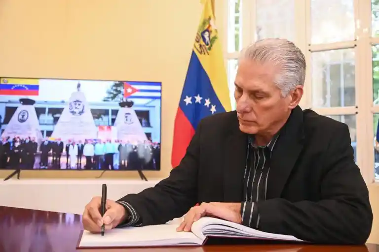 Presidente cubano firma libro de condolencias y rinde homenaje a héroes caídos en defensa de Venezuela