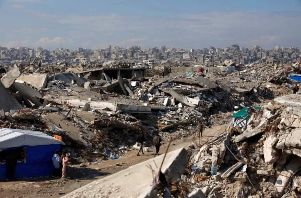 Israel ataca Gaza y lanza redadas en Cisjordania