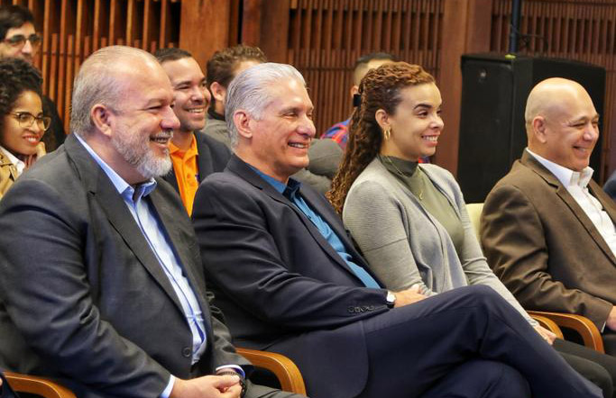 Asiste Díaz-Canel a presentación de Obras Escogidas de Raúl Castro