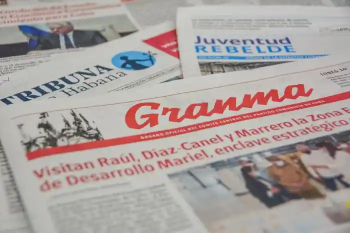 Información sobre ajustes en la edición impresa y circulación de periódicos nacionales y provinciales