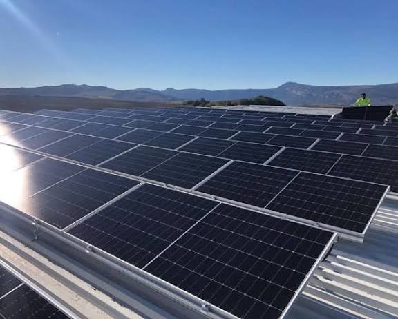 Luz para quienes dan luz: Avanza en Sagua instalación de sistemas fotovoltaicos a trabajadores destacados