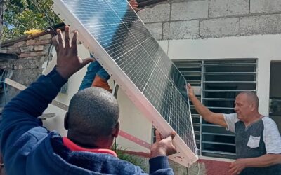 Entrega y montaje de medios solares vendidos a trabajadores de Salud y Educación