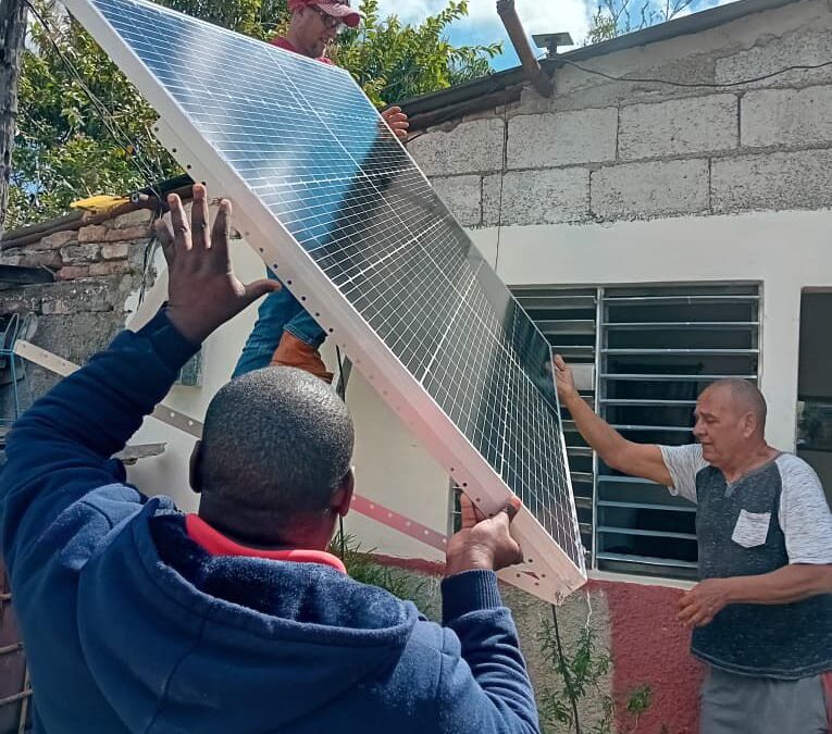 Entrega y montaje de medios solares vendidos a trabajadores de Salud y Educación