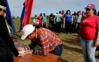 Villaclareños unen sus firmas por la Patria y contra el bloqueo