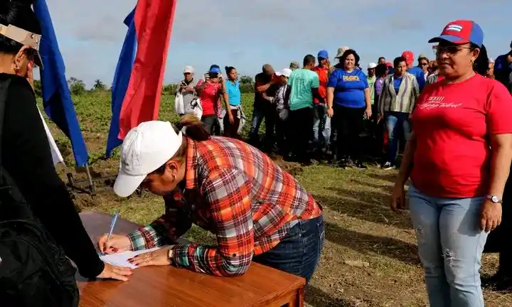 Villaclareños unen sus firmas por la Patria y contra el bloqueo
