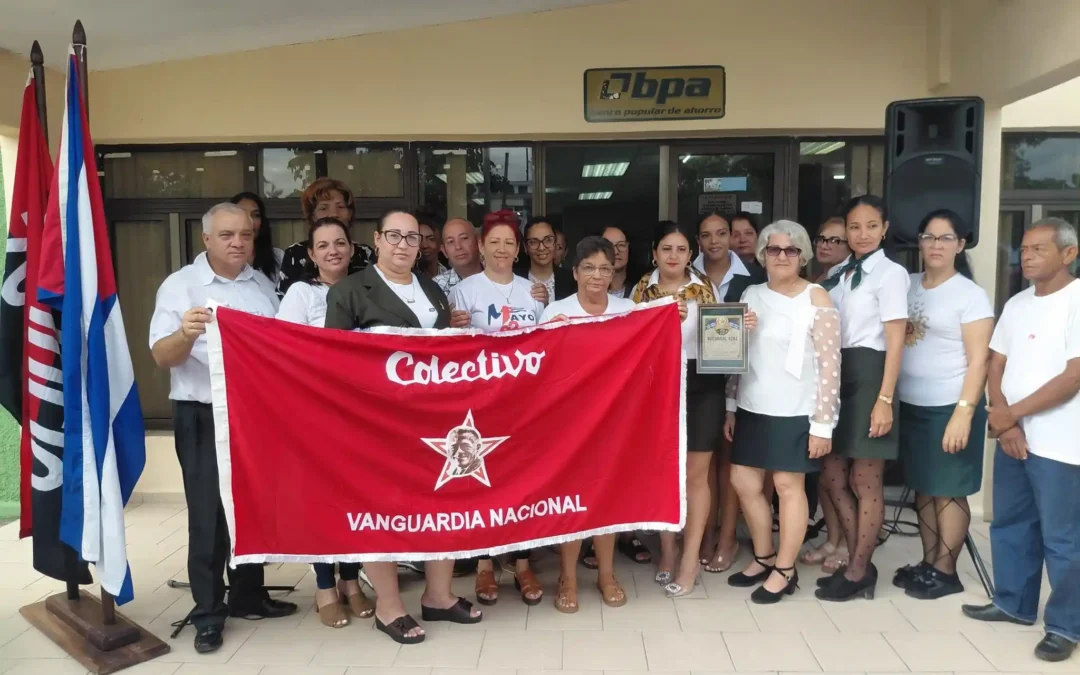 Bandera de Vanguardia Nacional para sucursal villaclareña del BPA