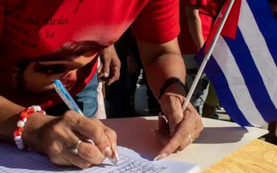 Estudiantes y trabajadores del Centro Universitario Municipal de Sagua la Grande rubricaron el documento político Mi Firma por la Patria