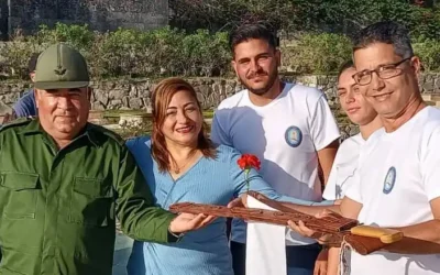 Confieren réplica del machete de Máximo Gómez a Universidad Central y a destacado periodista espirituano