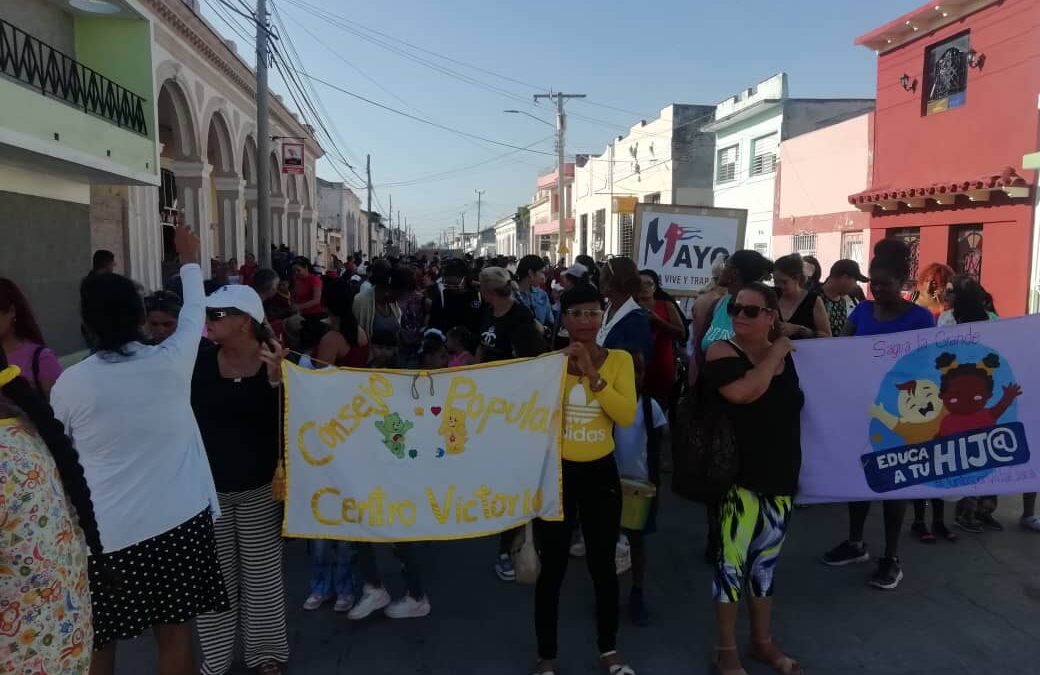 Pequeños gigantes desfilan en Sagua por el Primero de Mayo