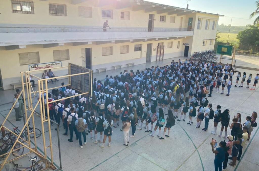 Graduación de duodécimo grado en Sagua la Grande: 96 jóvenes culminan el nivel medio superior