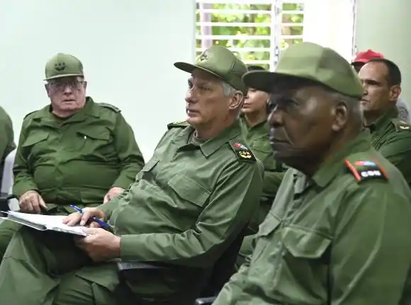 Presidente cubano valora a la Zona de Defensa de Playa como referencia por su actualización ante los desafíos del país
