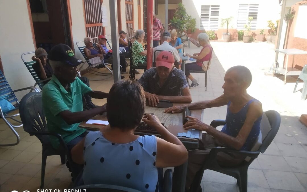 Las Casas de Abuelos sagüeras se pintan de verano con «mi gente»