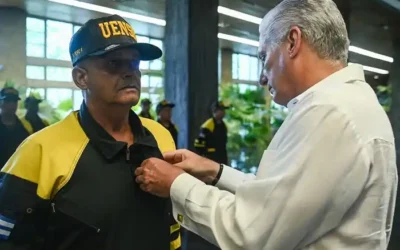 Díaz-Canel condecora a los 18 héroes cubanos que llevaron esperanza a Venezuela tras los terremotos 